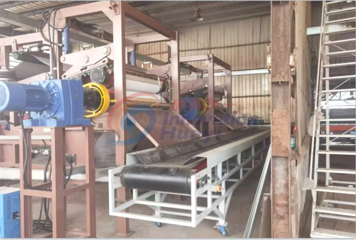 河北兩臺(tái)高壓牛糞壓濾機(jī)安裝完成