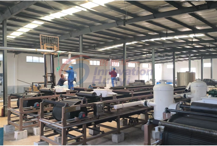 山東某硫酸鉀脫水項(xiàng)目三臺帶式真空過濾機(jī)安裝現(xiàn)場