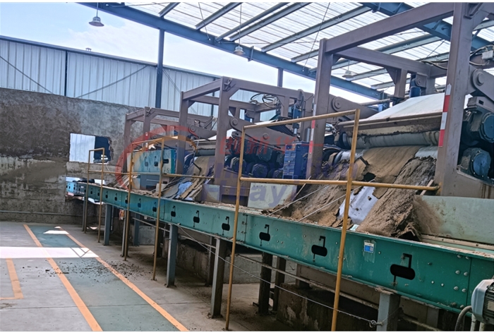 平頂山三臺1.5m牛糞帶式壓濾機(jī)運(yùn)行現(xiàn)場